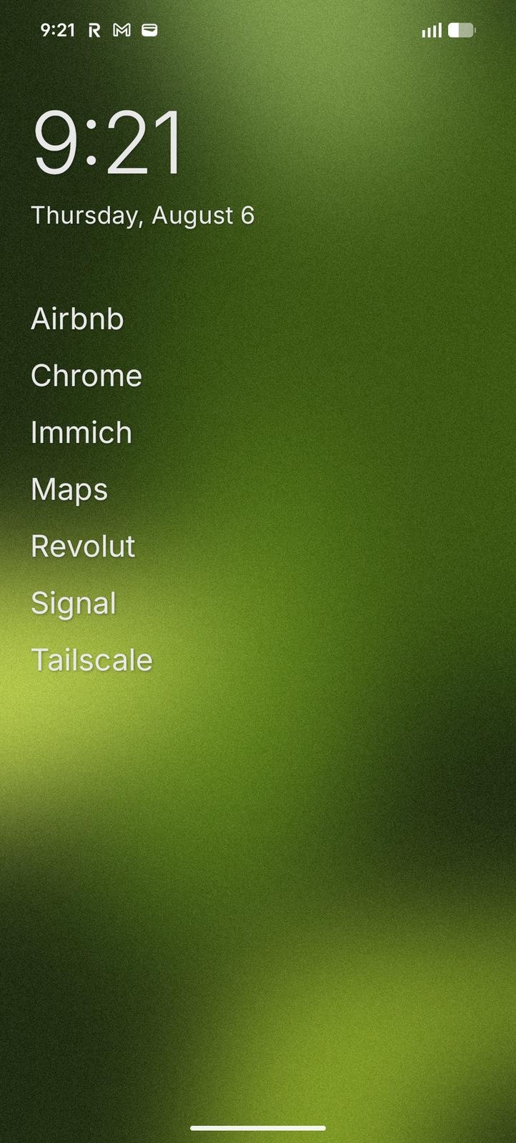 Minimal Launcher home screen with a clock and six favorite apps